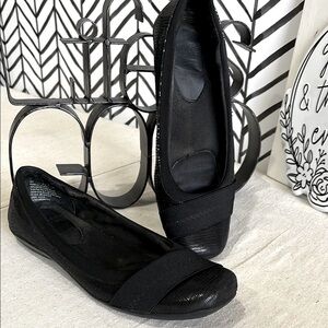 Mootsies Tootsies Black Flats Glossy Shimmery Slip-On Design, Size 6